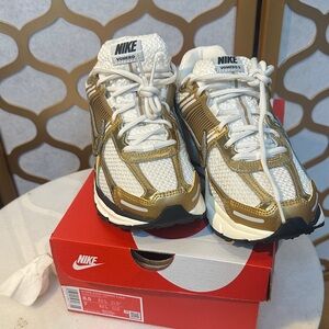 Women Nike Zoom Vomero 5 GLD- 8.5